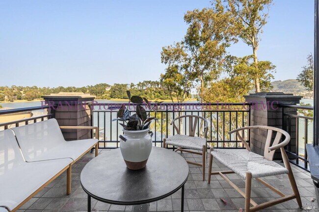 Building Photo - Luxury Townhome on Exclusive De Silva Island!