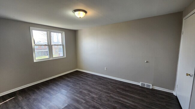 Building Photo - 119 E Laughead Ave