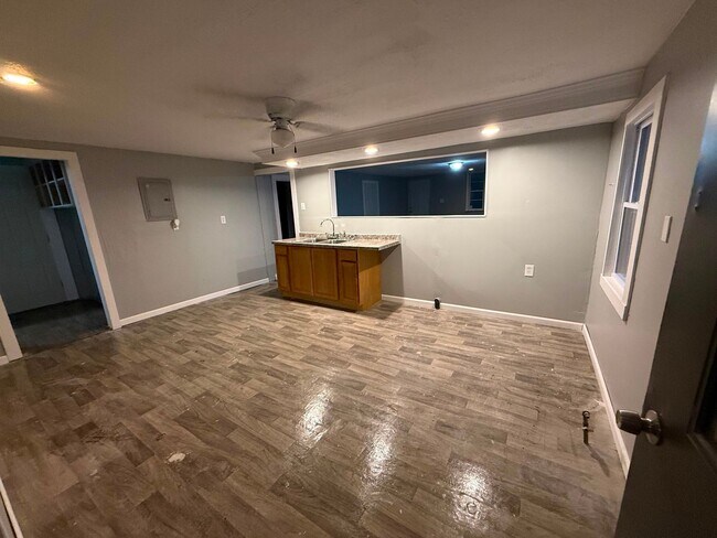 Building Photo - 2 bedrooms house completely remodeled
