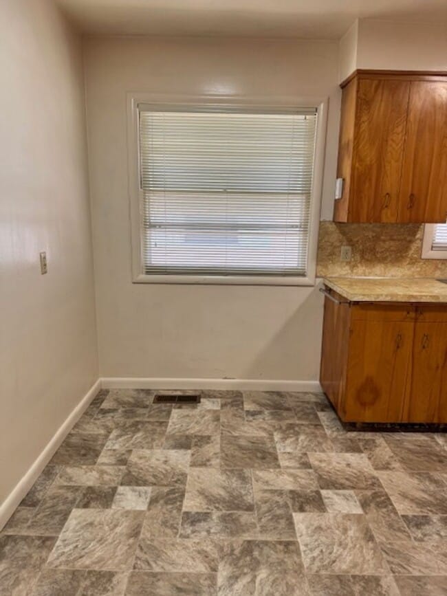 Building Photo - SINGLE LEVEL, 3 BEDROOM HOME WITH DETACHED...