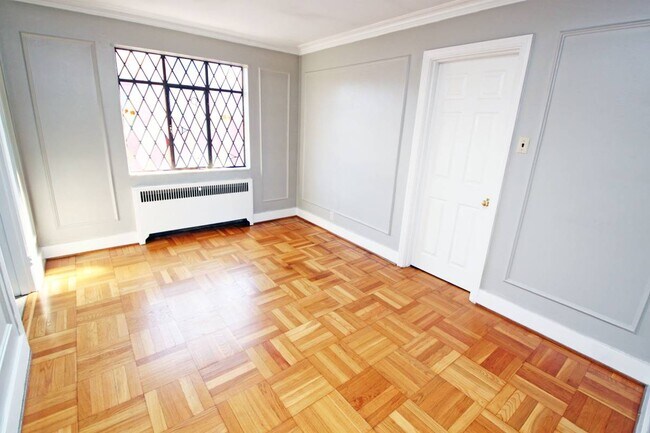 Building Photo - Bellevue Gables