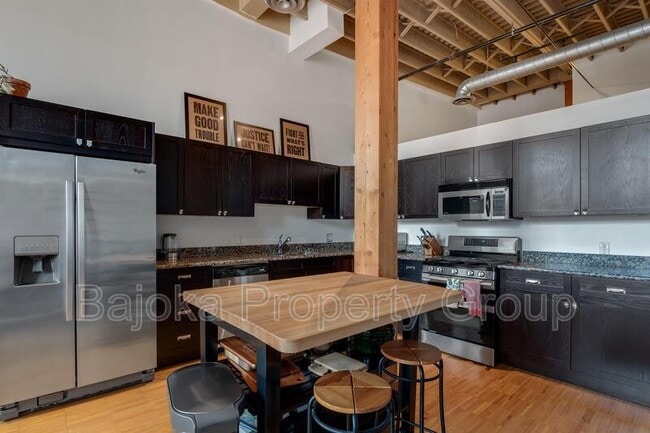 Building Photo - 200 River Pl Dr