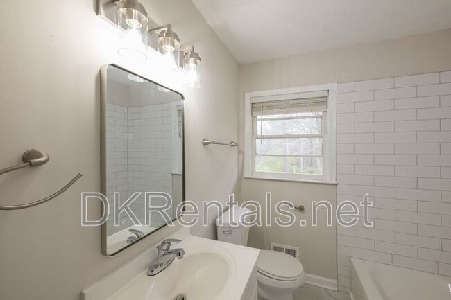 Building Photo - 2058 River Rd