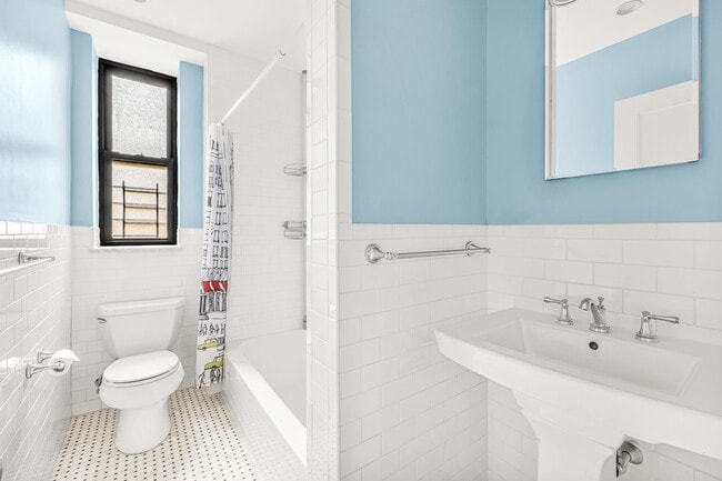 Building Photo - 320 W 89th St