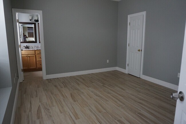Building Photo - Beautifully Upgraded 3B/2B Unfurnished hom...