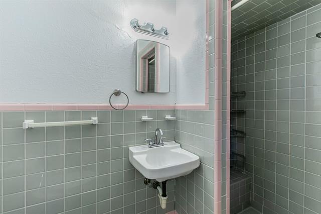 Building Photo - 4305 Cummings Dr