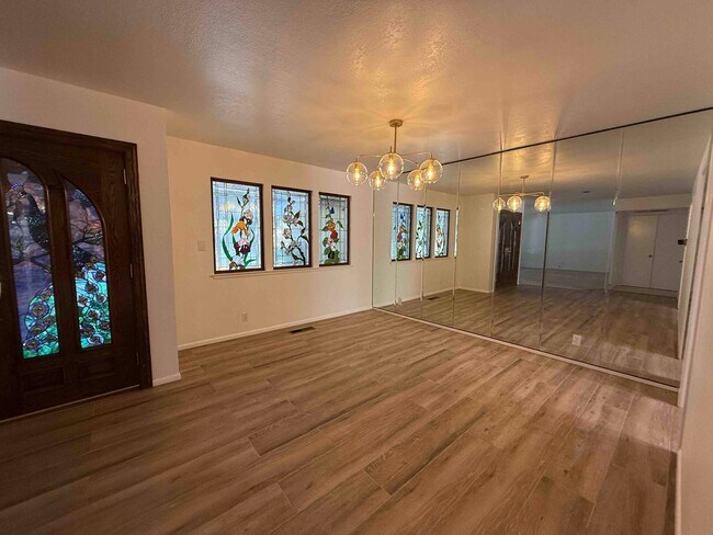 Building Photo - University Ave 3 Bedroom
