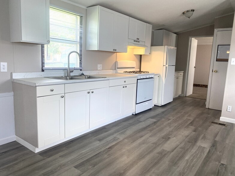 Building Photo - 39 1/2 Long St