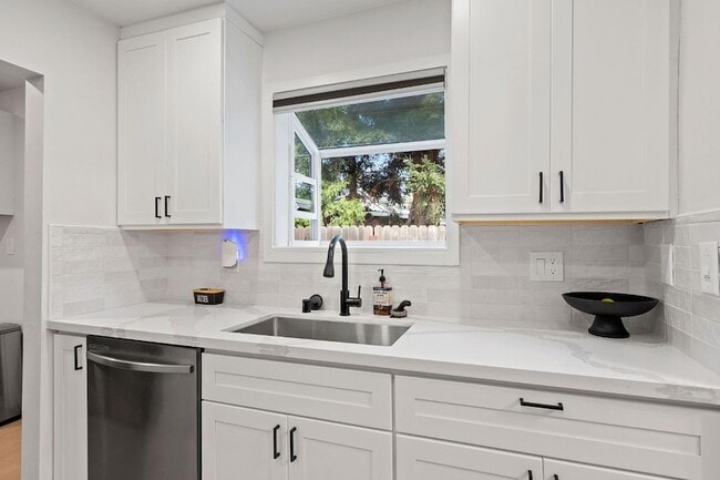 Building Photo - 8 17th St