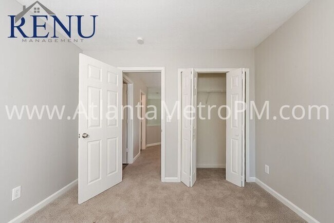 Building Photo - Now Available! 3 bedroom 3 bath!