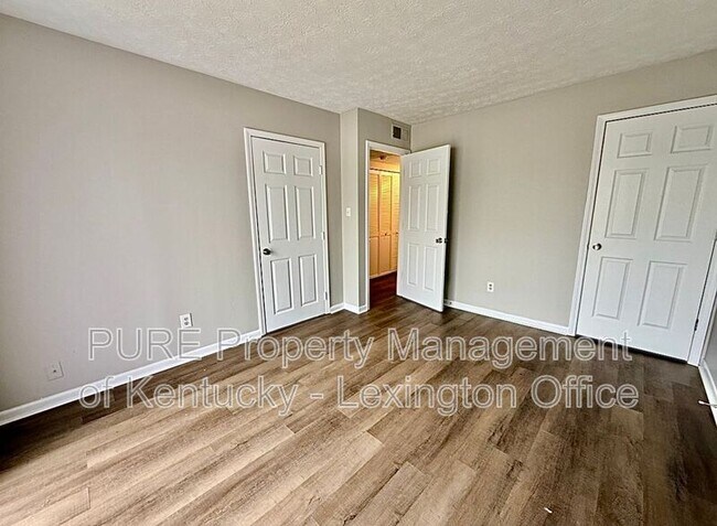 Building Photo - 3772 Camelot Dr