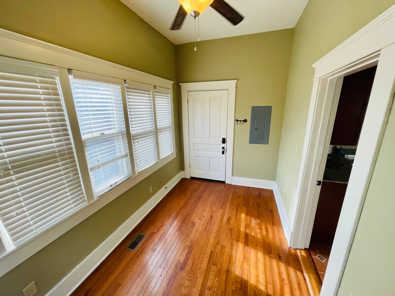 Building Photo - 621 W Daisy L Gatson Bates Dr