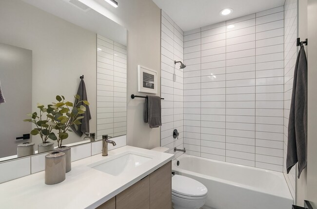 Building Photo - Enjoy Stunning City Views from This 2-Bedr...