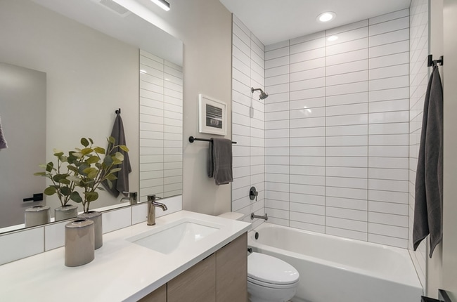 Building Photo - Enjoy Stunning City Views from This 2-Bedroom Seattle Gem with Sun Deck!