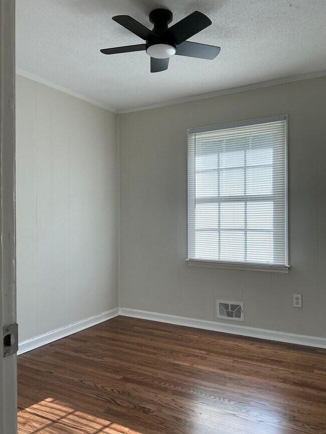 Building Photo - 3 BR/ 2 BA Close to Downtown Watkinsville & Wire Park!