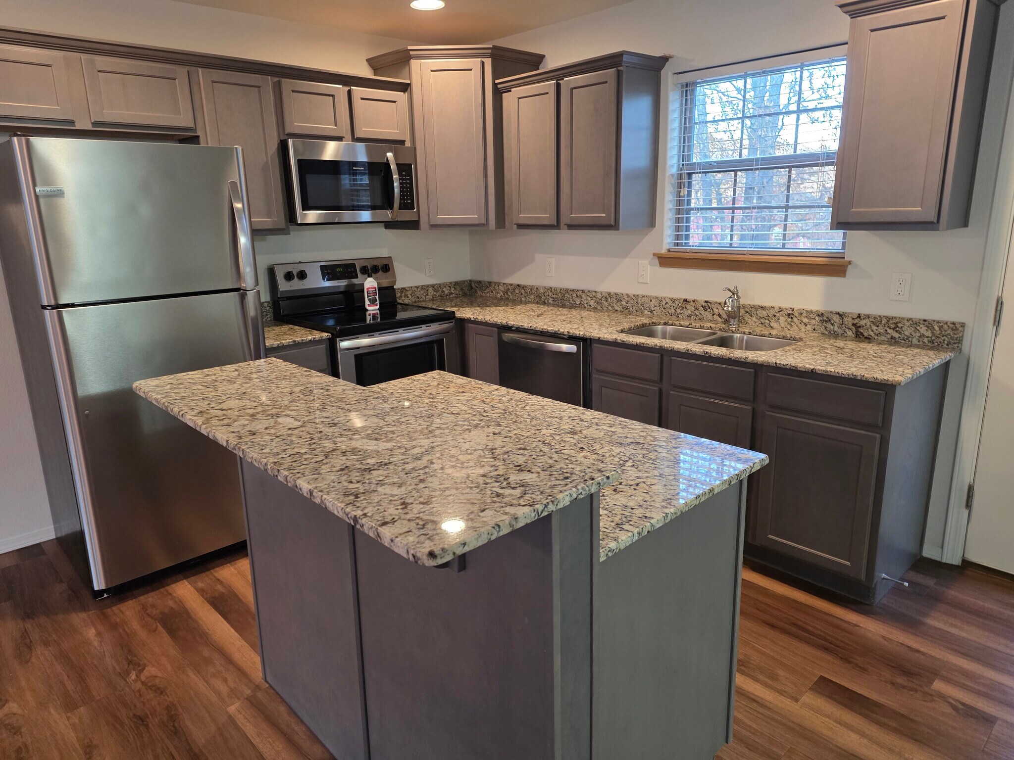 Building Photo - 268 S Rolling Woods Way