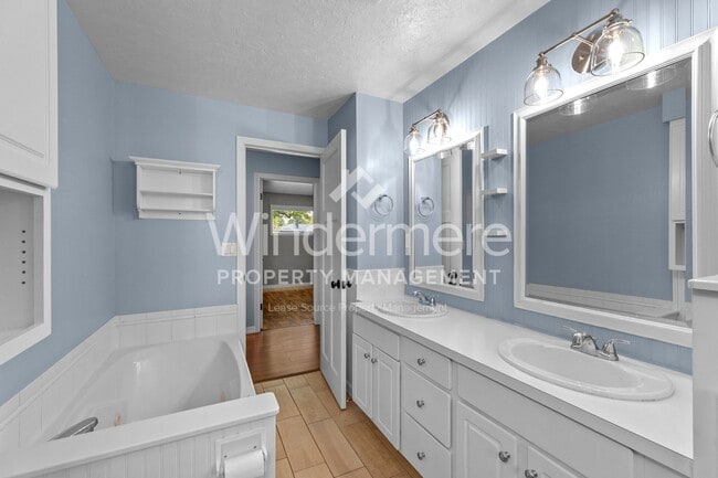 Building Photo - Desirable Rancher style home located in Ce...