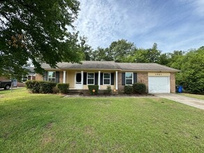 Building Photo - Charming 3 Bed 2 Bath Home Conveniently Located in Fayetteville