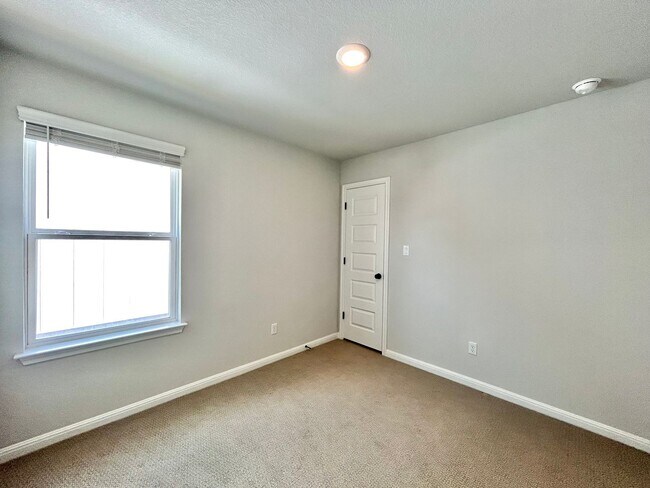 Building Photo - Spacious 3/BR 2.5/BA Home with Modern Fini...