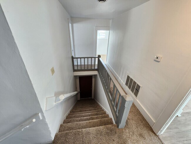 Building Photo - Spacious 2-Bedroom, 1-Bathroom Home AVAILA...