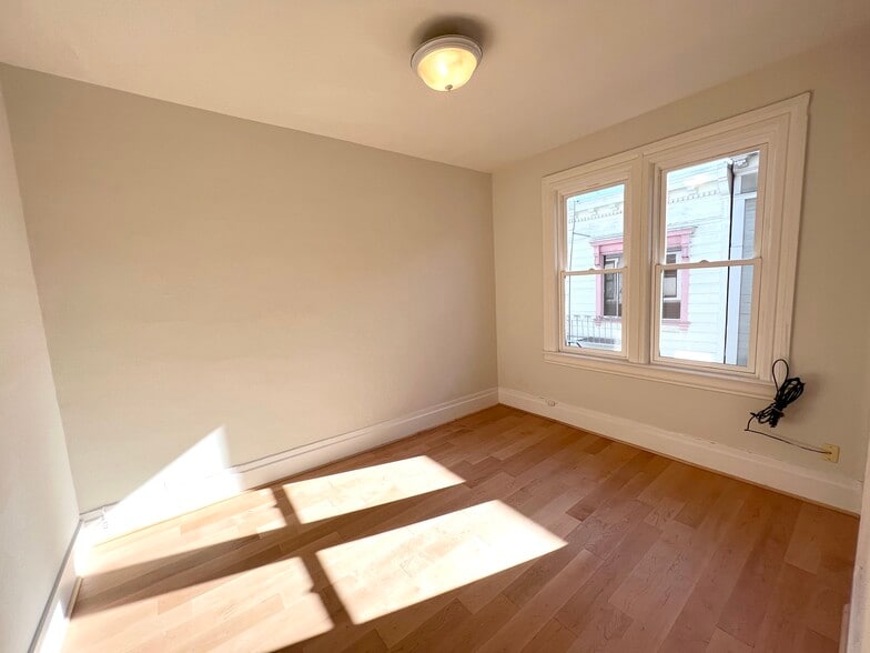 Building Photo - 44A Varennes St