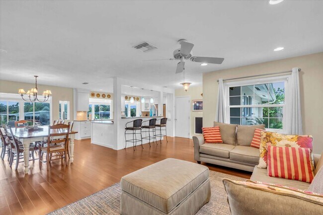 Building Photo - 2732 Valencia Dr