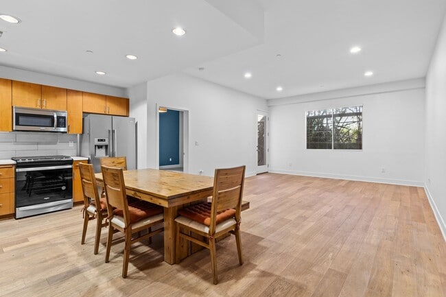 Building Photo - Stunning Modern Luxury 3BD/2BA Condo in Ma...