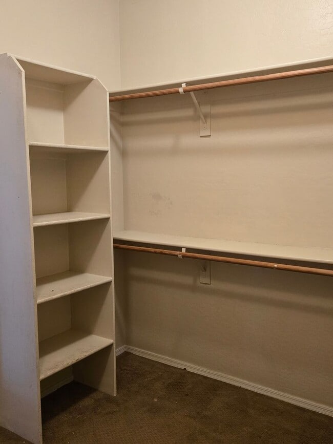 Building Photo - 3 Bedroom, 2 Bath with Den Available Now!