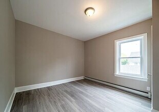 Building Photo - "Charming 3-Bedroom Haven with Elegant Gra...