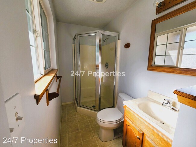 Building Photo - 3 br, 2 bath House - 3029 SE Swain Ave