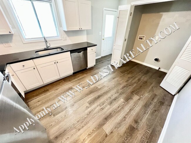 Building Photo - Spacious Shawnee Duplex-Available NOW!!