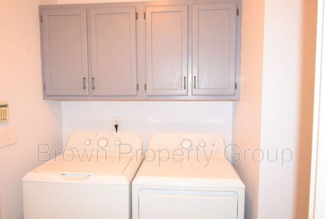 Building Photo - 6405 Rolling Meadows Ln