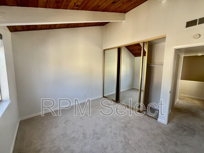 Building Photo - 2200 Laguna Cir