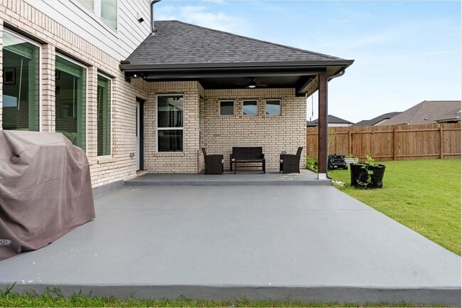 Building Photo - 300 Hollister Dr