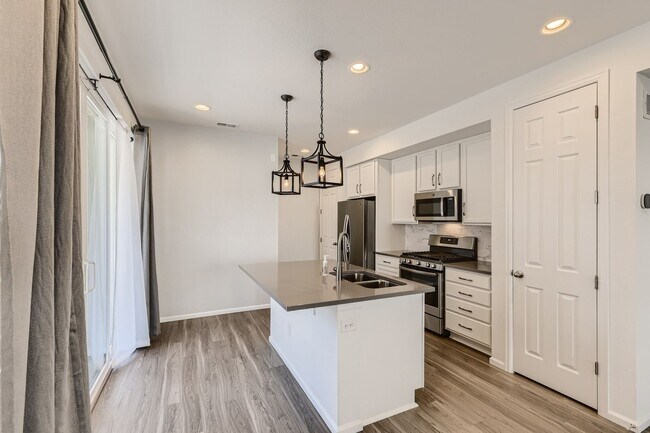 Building Photo - Stunning 3 Bed 2 1/2 Bath in Aurora!