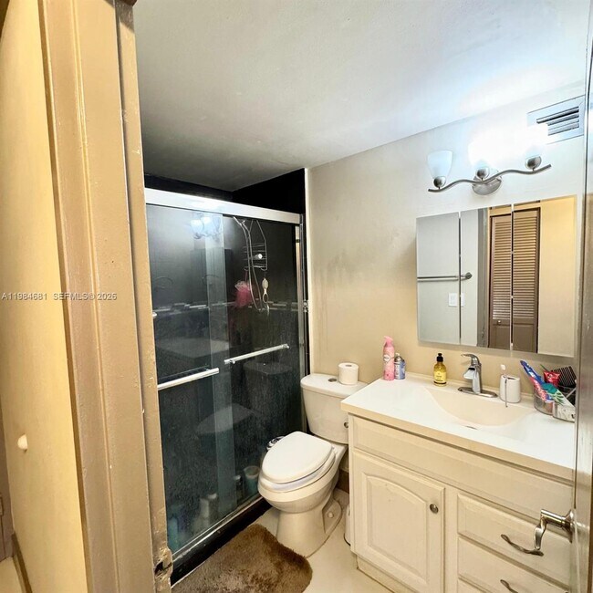 Building Photo - 999 Brickell Bay Dr