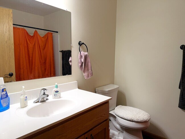 Building Photo - 4 Bedroom Duplex for Rent