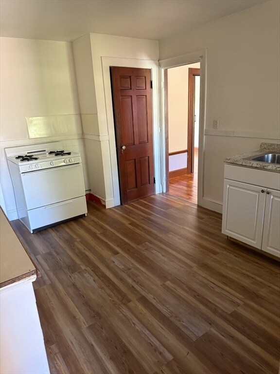 Building Photo - 10 Weston Ct