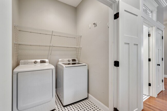 Building Photo - Beautiful 3Bed/2Bath home with Unique Features and Fenced Backyard!