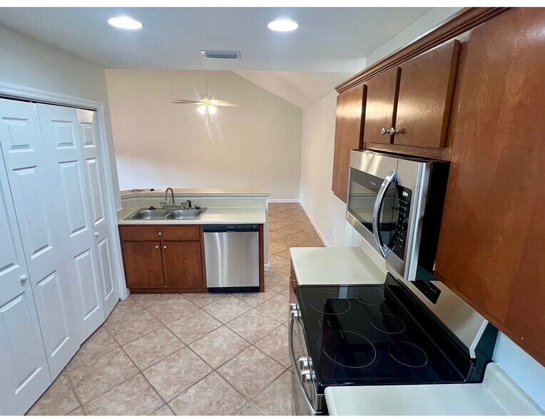 Building Photo - 317 Windridge Dr