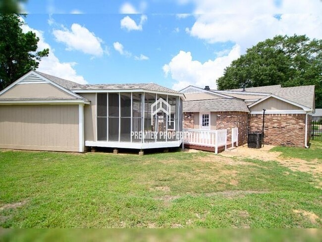 Building Photo - 195 Sullivan Dr