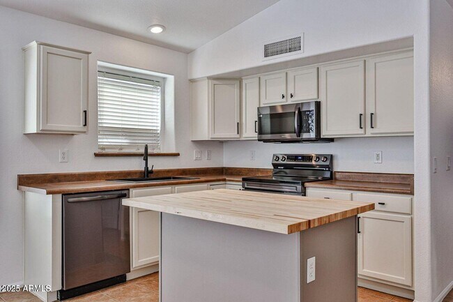 Building Photo - 2411 W Oberlin Way