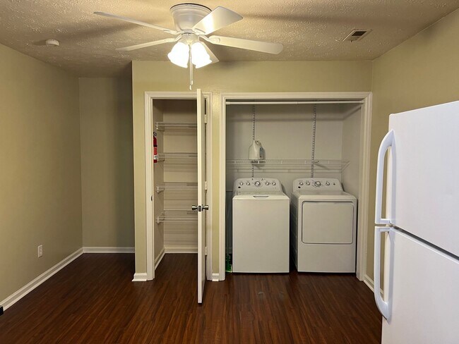 Building Photo - 3 Bedroom, 1.5 Bath in Great Location