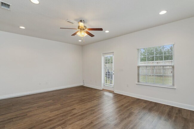 Building Photo - 173 Iron Horse Dr E