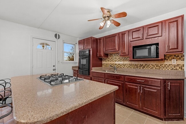 Building Photo - Charming 4-bedroom, 2-bath