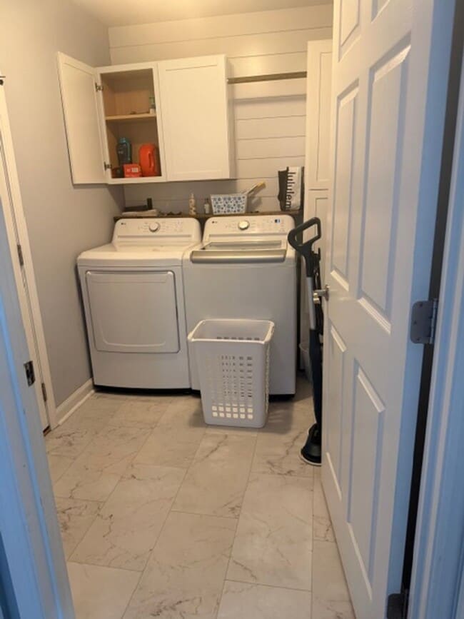 Building Photo - Beautiful 3/2 Avaliable April 20th