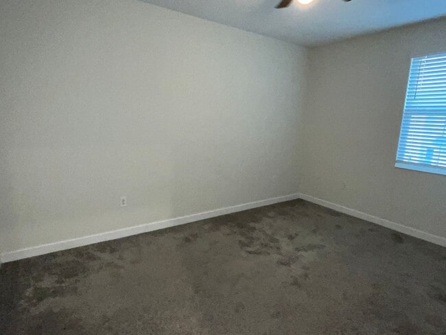 Building Photo - 3 bed 2.5 bath townhouse for rent