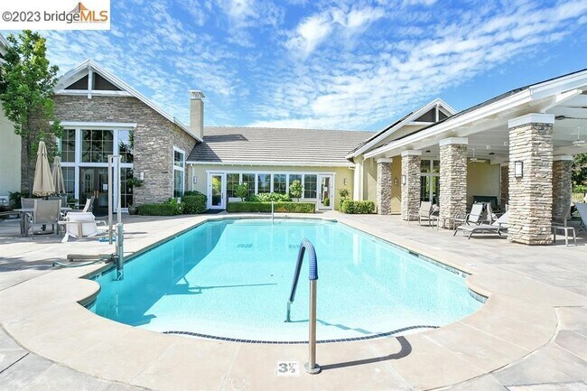 Building Photo - 935 Centennial Dr