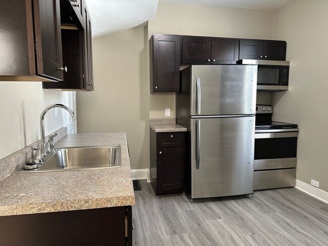 Building Photo - AVAILABLE JUNE - Beautifully Renovated 4 Bed 1 Bath in East Hillside