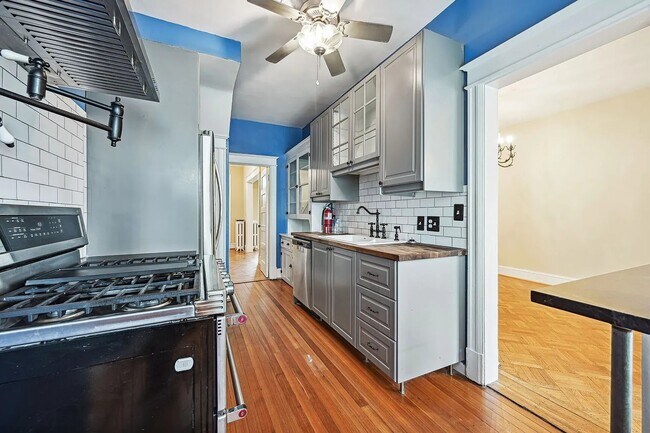 Building Photo - 310 Taylor St NW